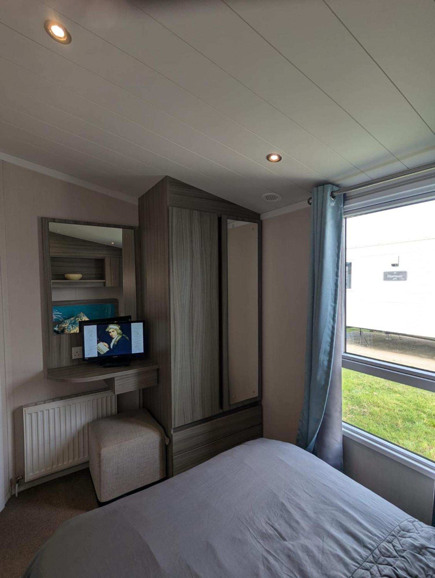 Beautifully Presented Dog Friendly Caravan On Very Popular Littlesea Holiday Haven Park Weymouth Wyke Regis 외부 사진